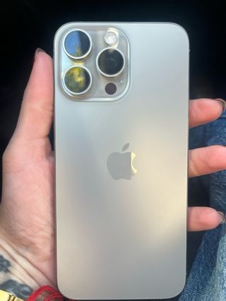 iPhone 15 Pro Max titanio con 16 fundas Titanio