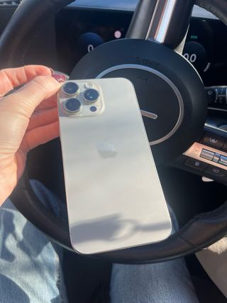 iPhone 15 Pro Max titanio con 16 fundas Titanio