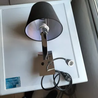 Lámpara de pared con foco de lectura