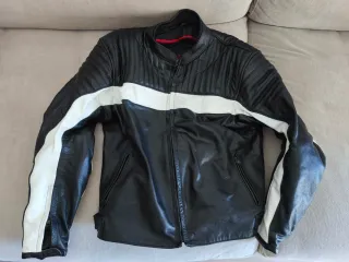 Chaqueta de moto cuero negra y blanca
