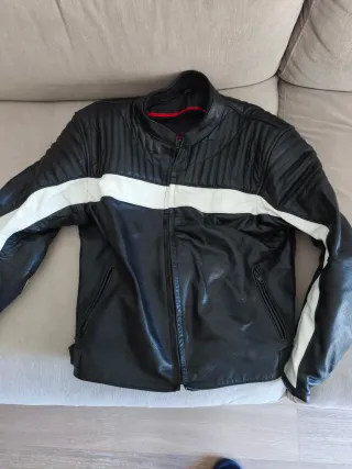 Chaqueta de moto cuero negra y blanca