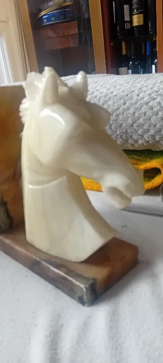 SUJETA LIBROS CABALLOS MARMOL