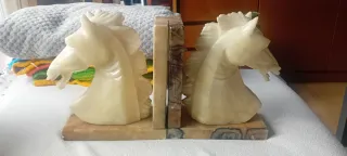 SUJETA LIBROS CABALLOS MARMOL