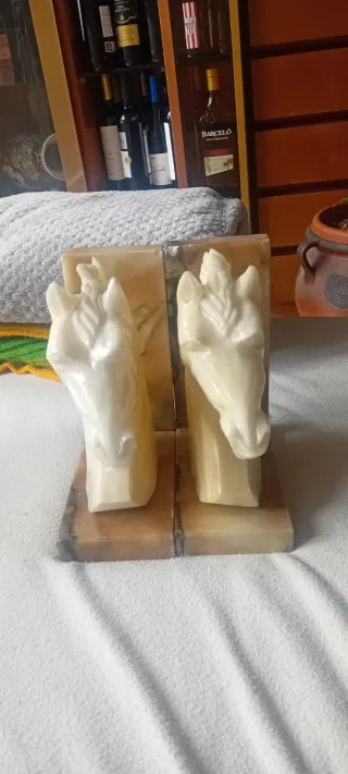 SUJETA LIBROS CABALLOS MARMOL