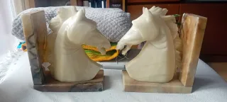 SUJETA LIBROS CABALLOS MARMOL