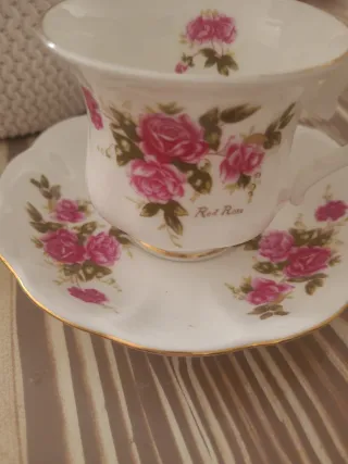 Taza y platillo Royal Ascot Red Rose inglesa.