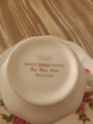 Taza y platillo Royal Ascot Red Rose inglesa.
