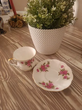 Taza y platillo Royal Ascot Red Rose inglesa.