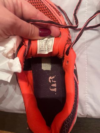 Zapatillas deportivas naranjas y rojas