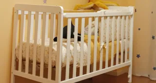 Cuna de bebé blanca