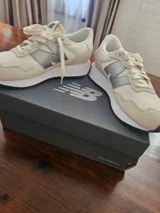 Zapatillas New Balance Beige y Plata