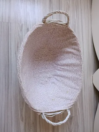 Cesta de mimbre blanca.