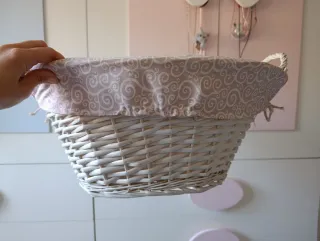 Cesta de mimbre blanca.