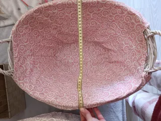 Cesta de mimbre blanca.