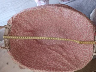 Cesta de mimbre blanca.