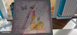 Tela decorativa con pennello e rossetto