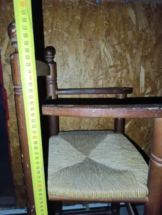 Trona antigua madera y esparto