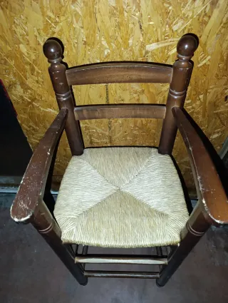 Trona antigua madera y esparto