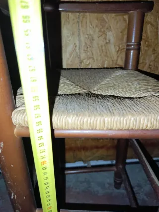 Trona antigua madera y esparto