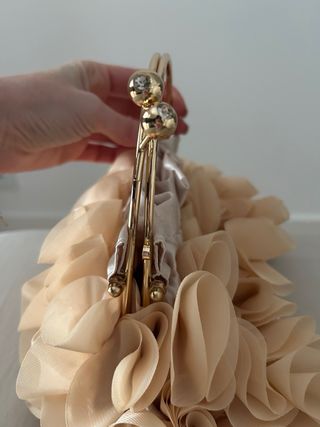 Bolso de fiesta beige y dorado