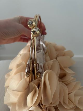 Bolso de fiesta beige y dorado