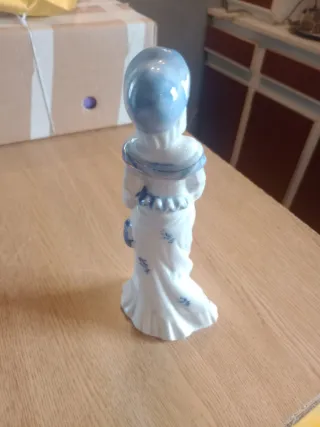 Boneca de porcelana azul e branca