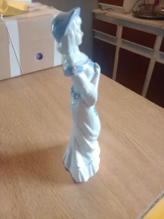 Boneca de porcelana azul e branca