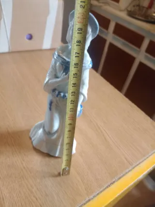 Boneca de porcelana azul e branca