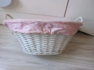 Cesta mimbre con forro rosa y blanco
