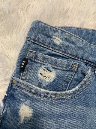 Jeans corti strappati uomo