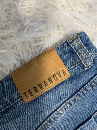 Jeans corti strappati uomo