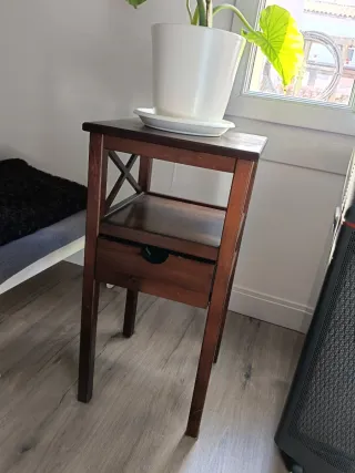 Mesa auxiliar de madera oscura