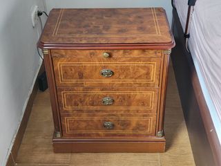 Cama con colchón y mesitas de noche