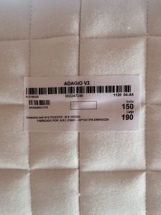 Cama con colchón y mesitas de noche