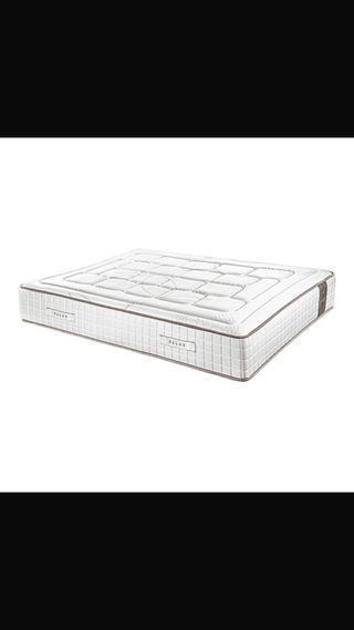 Cama con colchón y mesitas de noche