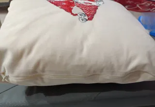 Cuscino da sofà con Gnomi ricamato a mano