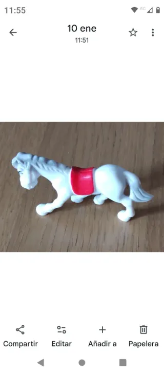 Caballo blanco con silla roja
