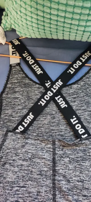 Camiseta deportiva Nike niña gris y negra