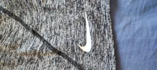 Camiseta deportiva Nike niña gris y negra