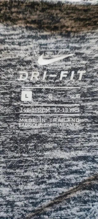 Camiseta deportiva Nike niña gris y negra