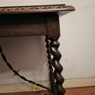 Mesa auxiliar antigua estilo español o castellano