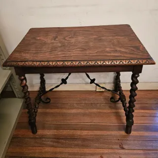 Mesa auxiliar antigua estilo español o castellano