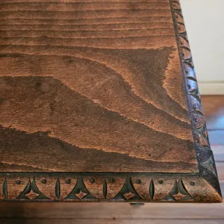 Mesa auxiliar antigua estilo español o castellano