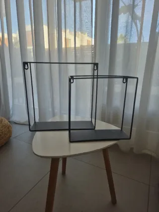 Estanterías de metal negras y madera