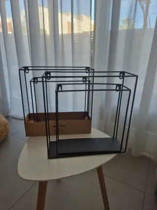 Estanterías de metal negras y madera