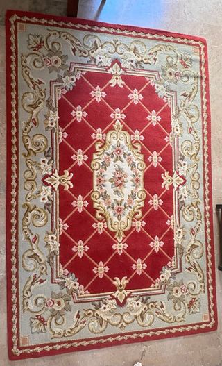 Alfombra de salón con diseño floral