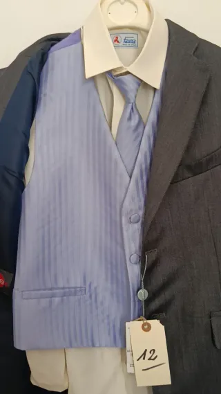 Traje de niño gris con camisa ,corbata y chaleco