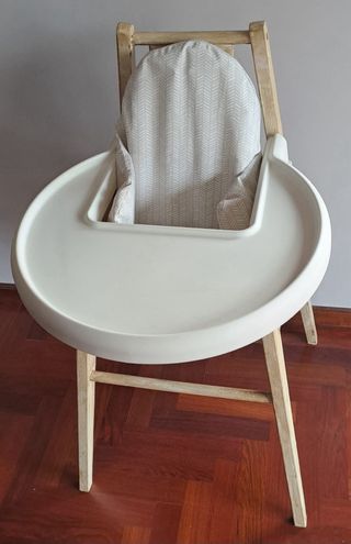 Trona infantil de madera.