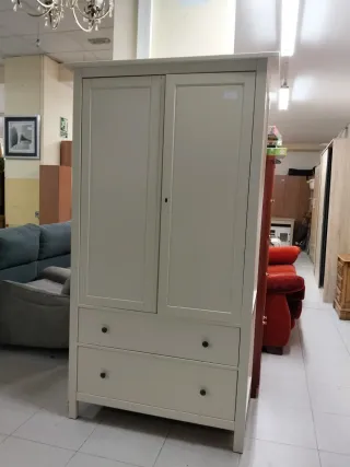 Armario blanco de madera