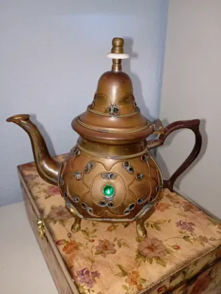 Tetera antigua decorada con joya verde